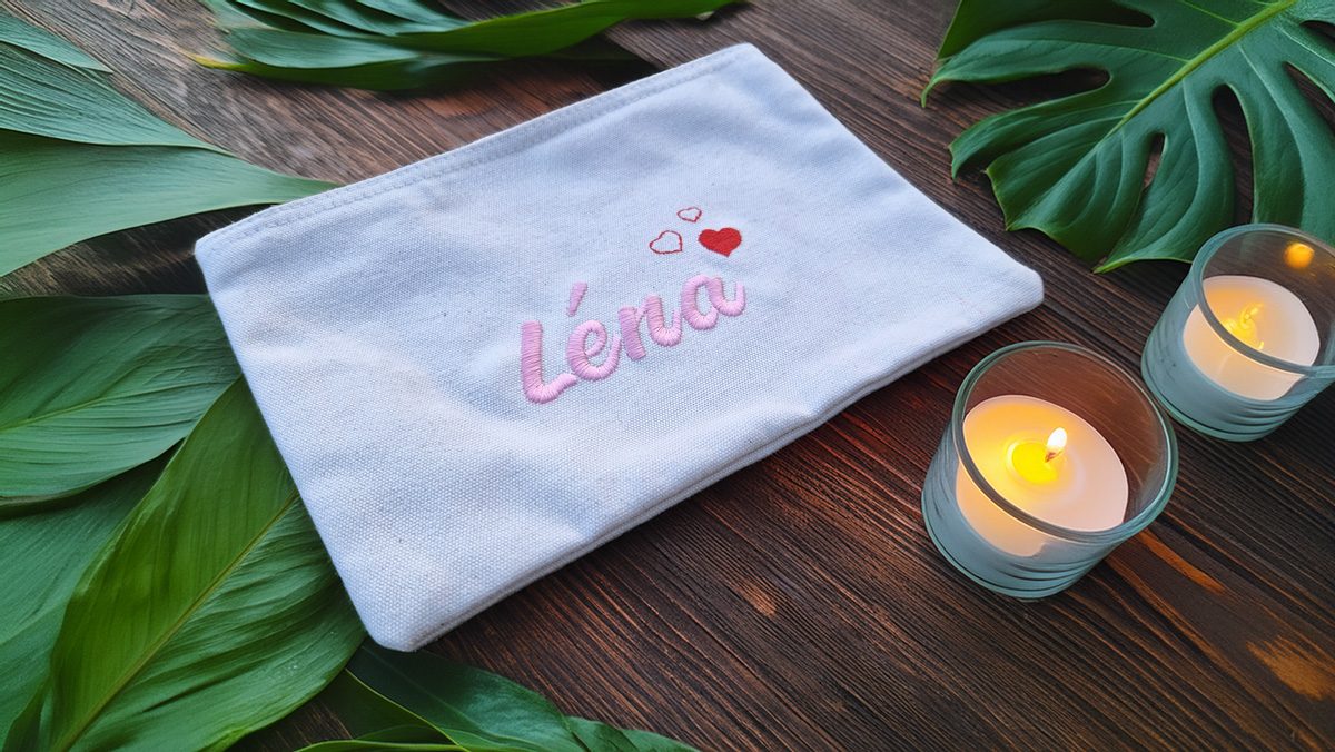 Pochette brodée au prénom, idée cadeau