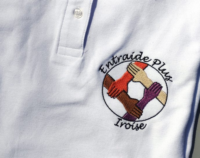 Polo brodé, personnalisation côté cœur